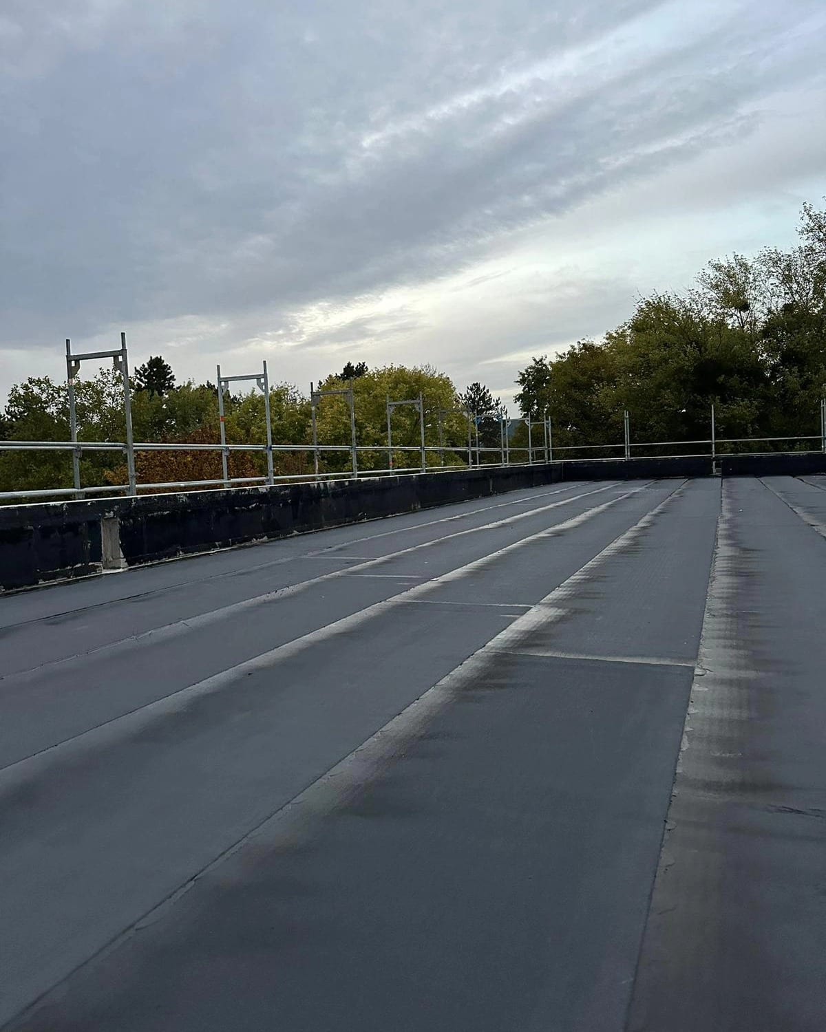 Abgedichtete Flachdachfläche mit Bahnenabdichtung, Attika und Absturzsicherung