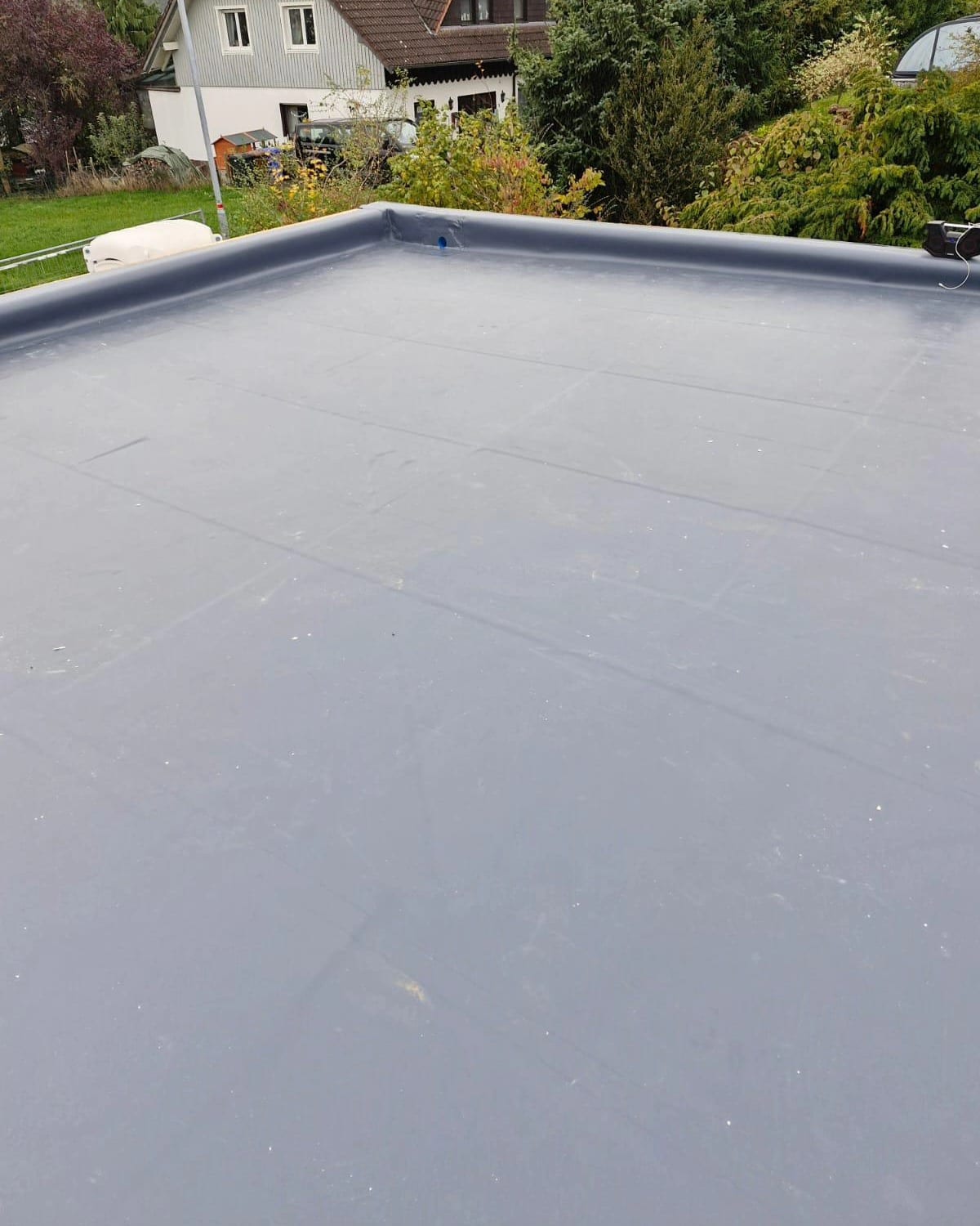 Flachdach mit neuer heller PVC-Abdichtungsfolie