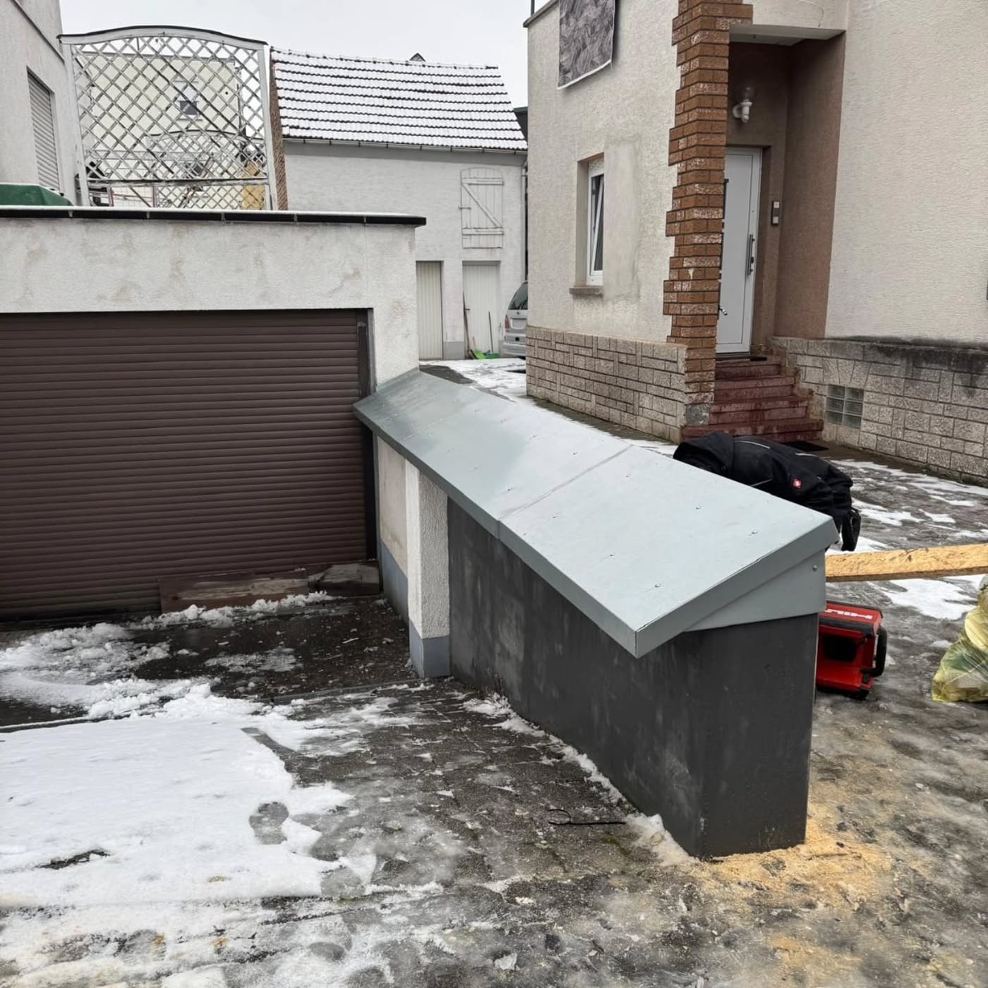 Neue Mauerabdeckung aus Blech auf einer Gartenmauer