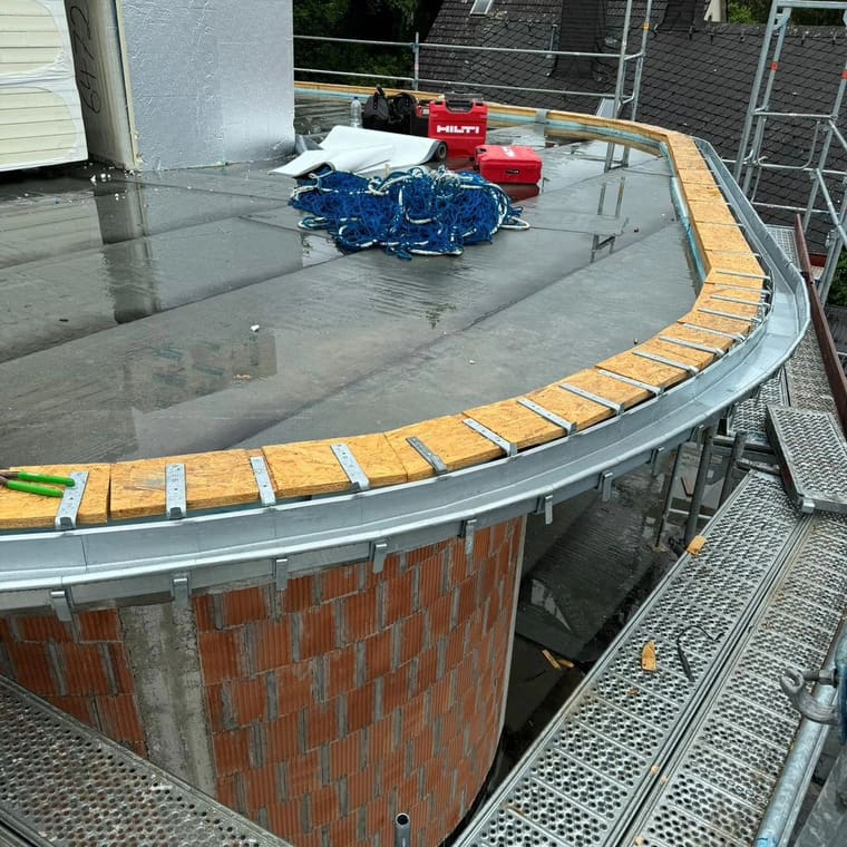 Kastendachrinne im Bau an einem runden Flachdach mit Gerüst