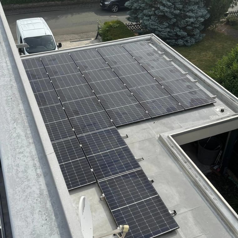 Großflächige Photovoltaikanlage auf einem Flachdach mit aufgeständerten Modulreihen