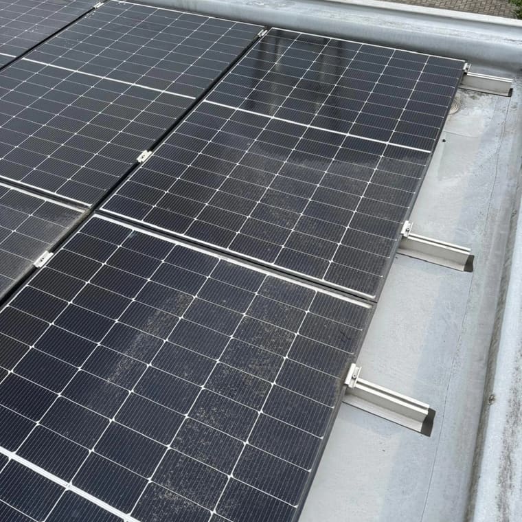 Photovoltaikreihen auf einem Flachdach bei bedecktem Himmel