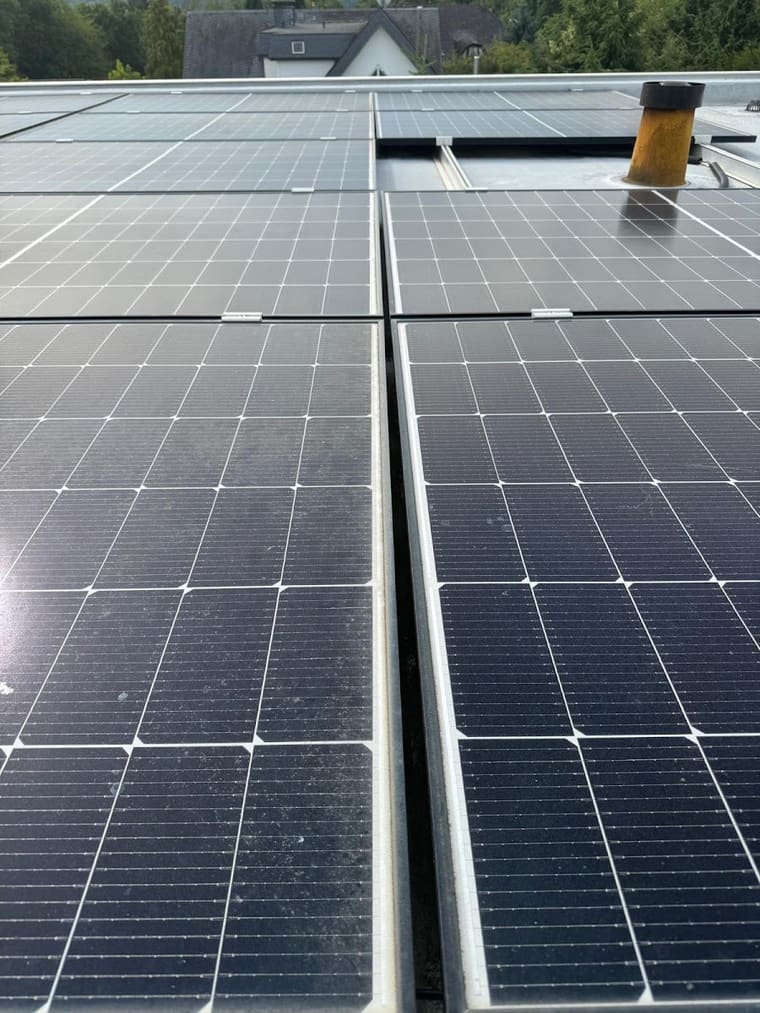 Photovoltaikanlage auf einem Flachdach mit Lüftungsdurchführungen