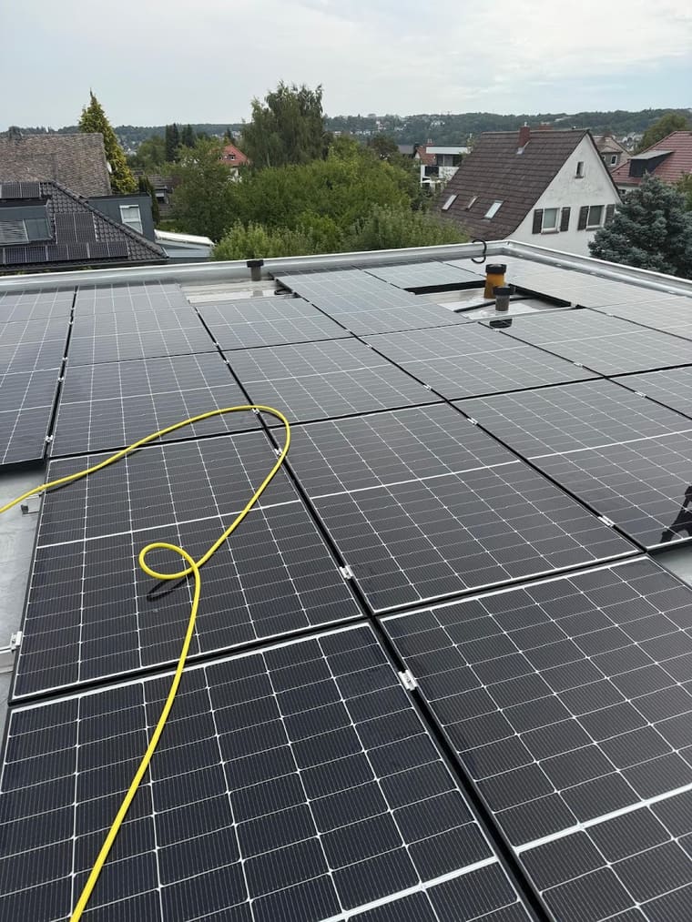 Flachdach-Photovoltaikanlage mit Blick über die Nachbarbebauung