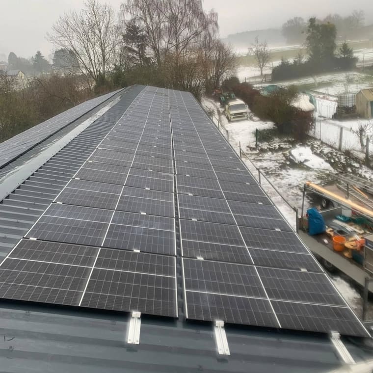 Photovoltaikanlage auf einem Dach bei winterlichem Nebel