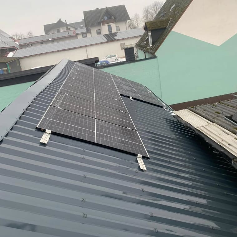 Photovoltaikmodule auf einem Schrägdach mit Ziegeldeckung