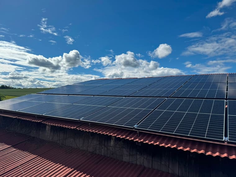 Fertige Photovoltaikanlage auf dem Scheunendach aus Trapezblech