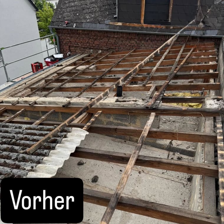 Abgedecktes Dach mit alter Traglattung und Asbestzement-Wellplatten vor der Sanierung