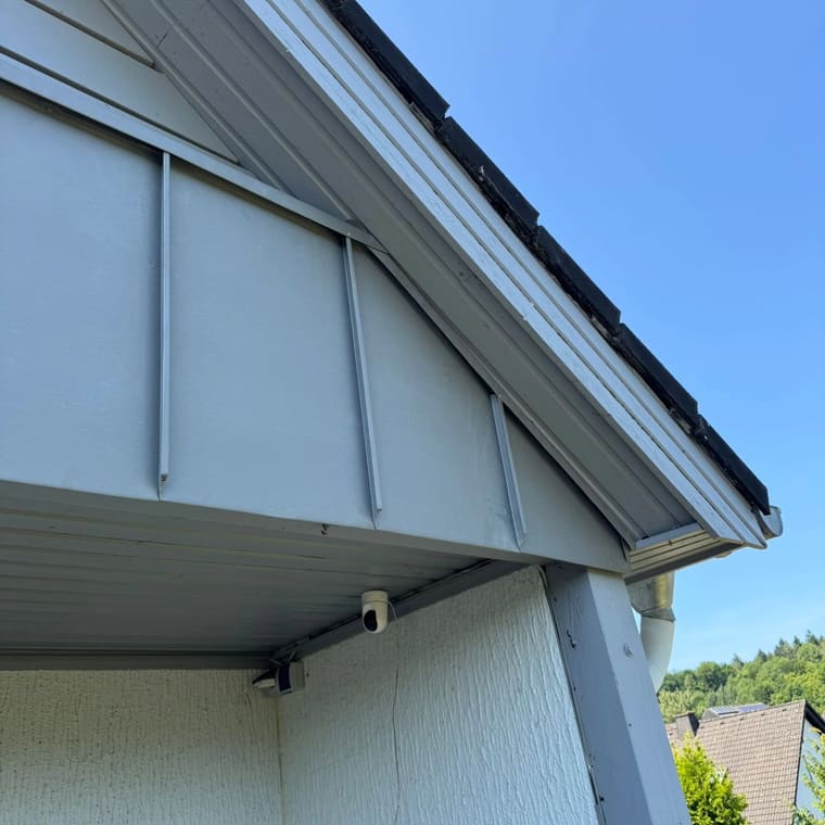 Stehfalz-Fassadenverkleidung aus Metall unter dem Dachüberstand